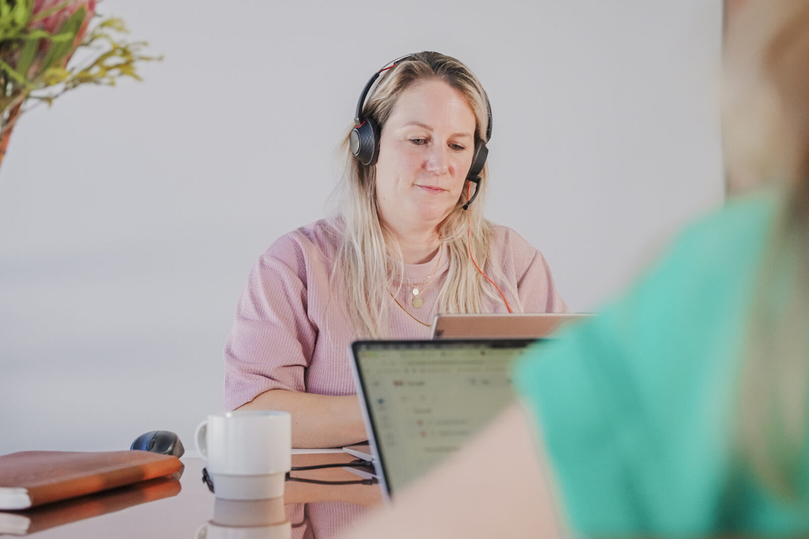 Intergate Beraterin nimmt aus dem Büro an einer Online-Beratung teil.