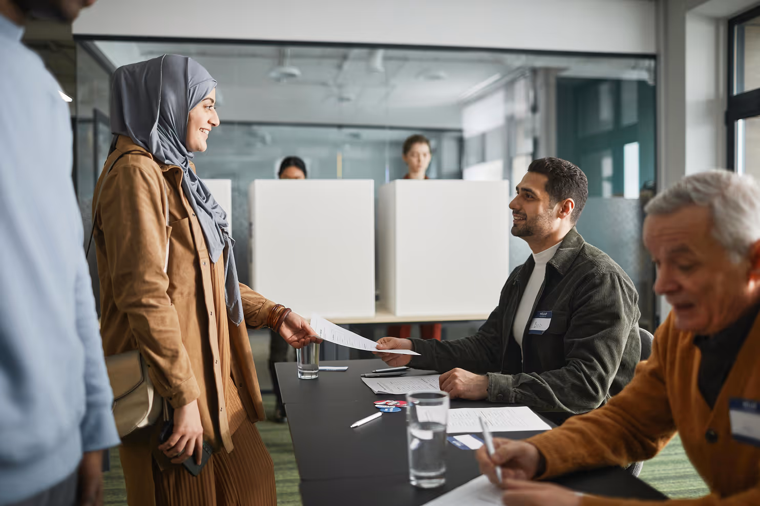 Menschen in einem Empfangsbereich während eines formellen Verfahrens