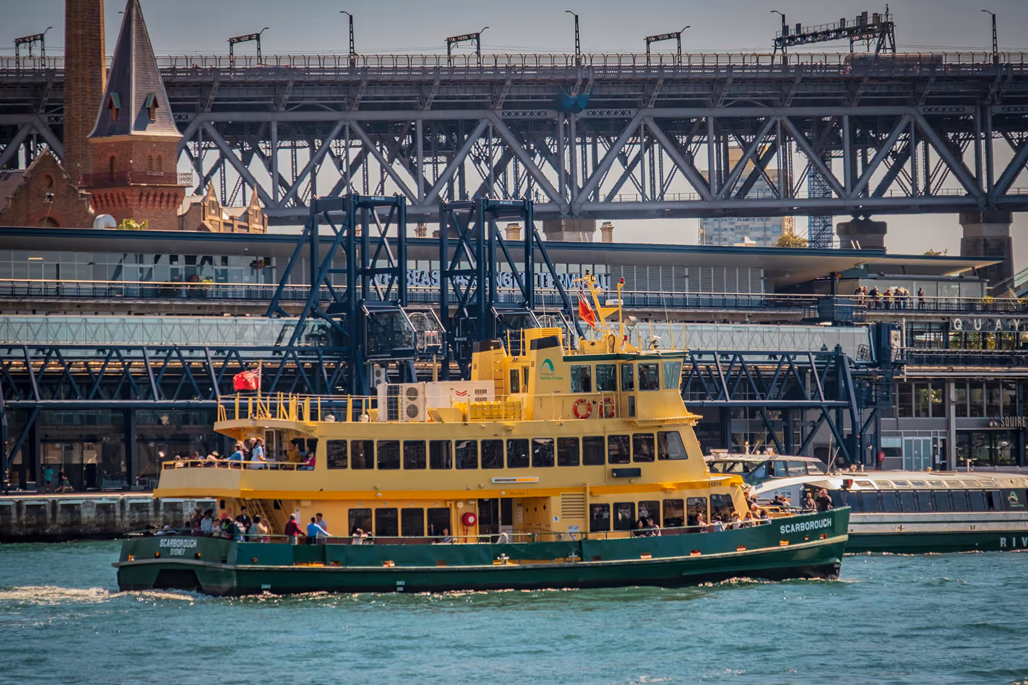 Boot auf dem Wasser mit Reisenden an Bord