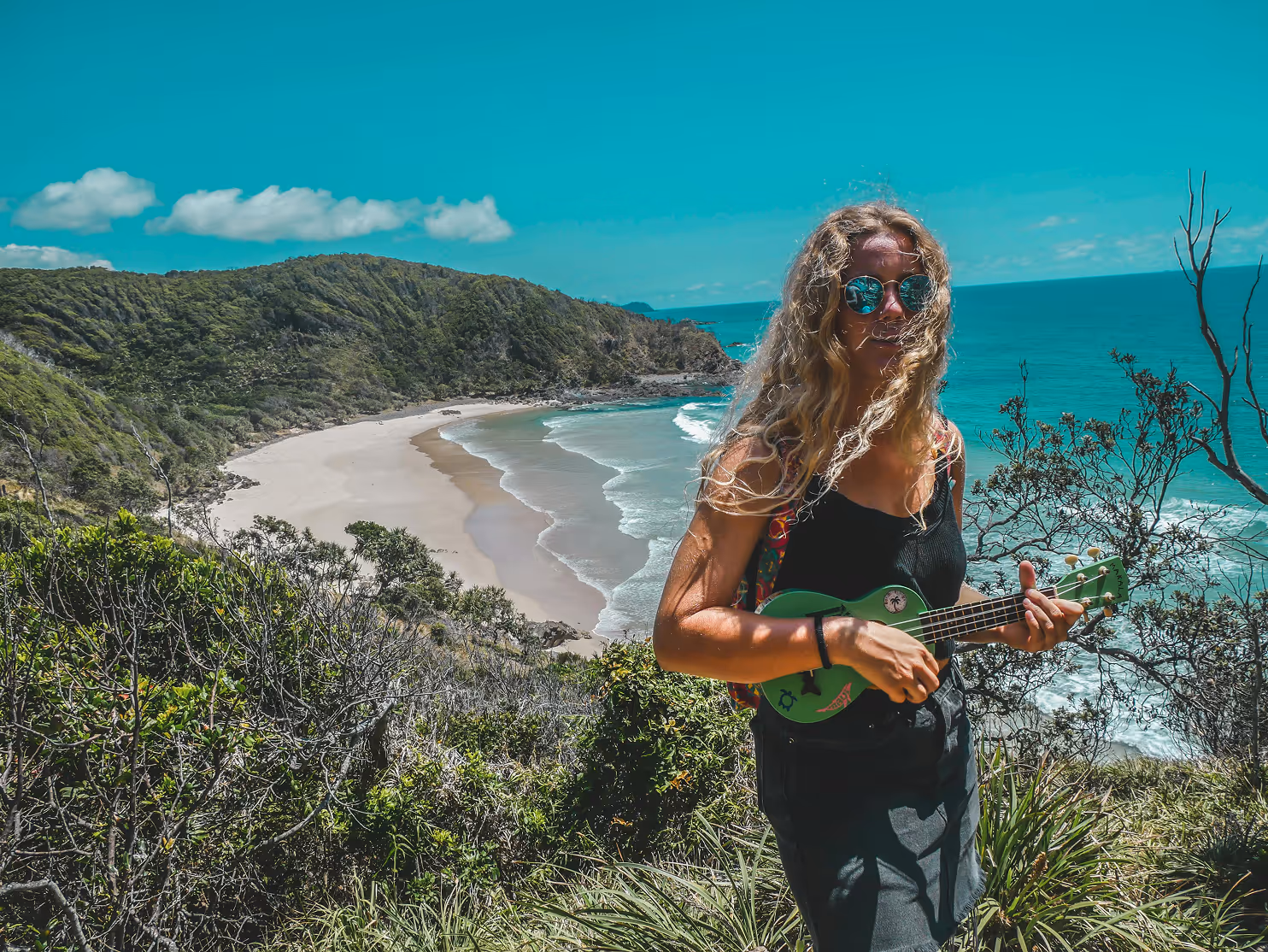 Junge Frau vor einer Strandkulisse in Australien