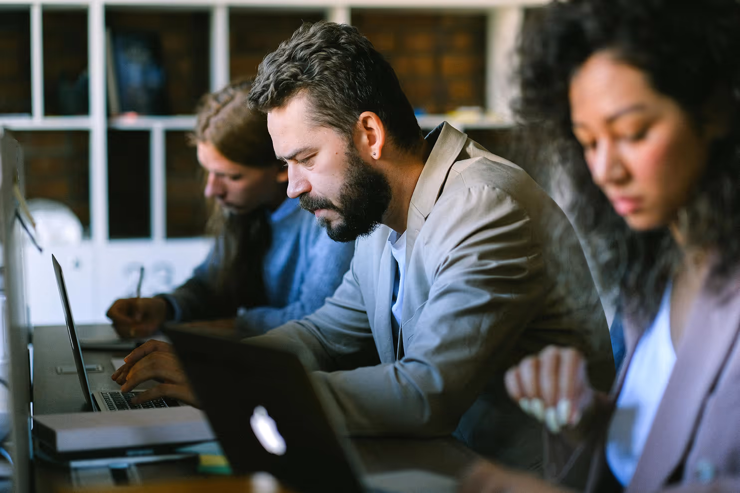 Personen, die gemeinsam in einem Büro arbeiten