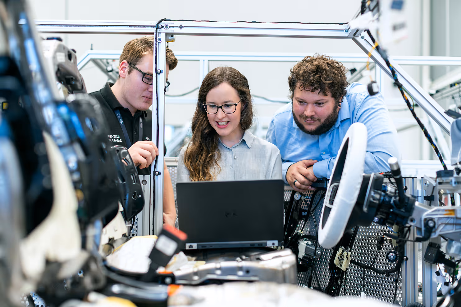 Studierende an der Universität bei der gemeinsamen Projektarbeit